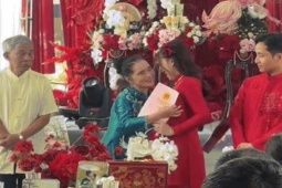 Cô dâu mồ côi bật khóc trong đám cưới khi nhận vàng, sổ đỏ từ ông bà nội