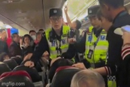 Hành khách bị đuổi khỏi máy bay vì cãi nhau trước giờ cất cánh