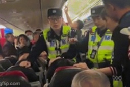 Hành khách bị đuổi khỏi máy bay vì cãi nhau trước giờ cất cánh