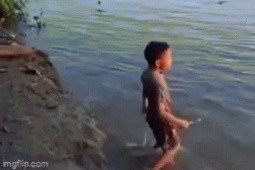 Cậu bé gây sốt sau video gọi cá sấu lên đánh răng