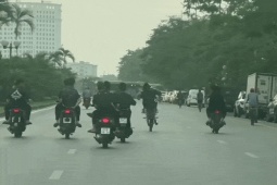 Hà Nội: Tóm gọn nhóm 'quái xế' lạng lách, 'bốc đầu' trên đường