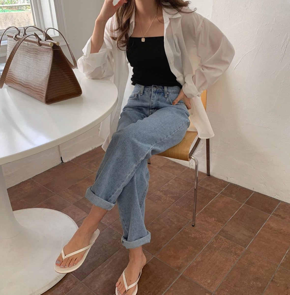 Sơ mi xuyên thấu không chỉ diện mát trong những ngày trời nóng hay tạo cho các cô gái vẻ sexy thôi đâu mà còn tăng thêm nét phóng khoáng, sành điệu nữa. Kiểu áo này càng được yêu thích vì không khó mix đồ, bạn diện cùng với chân váy hay quần dài cũng đều hay ho, thậm chí còn giúp set đồ có phần "chanh sả".