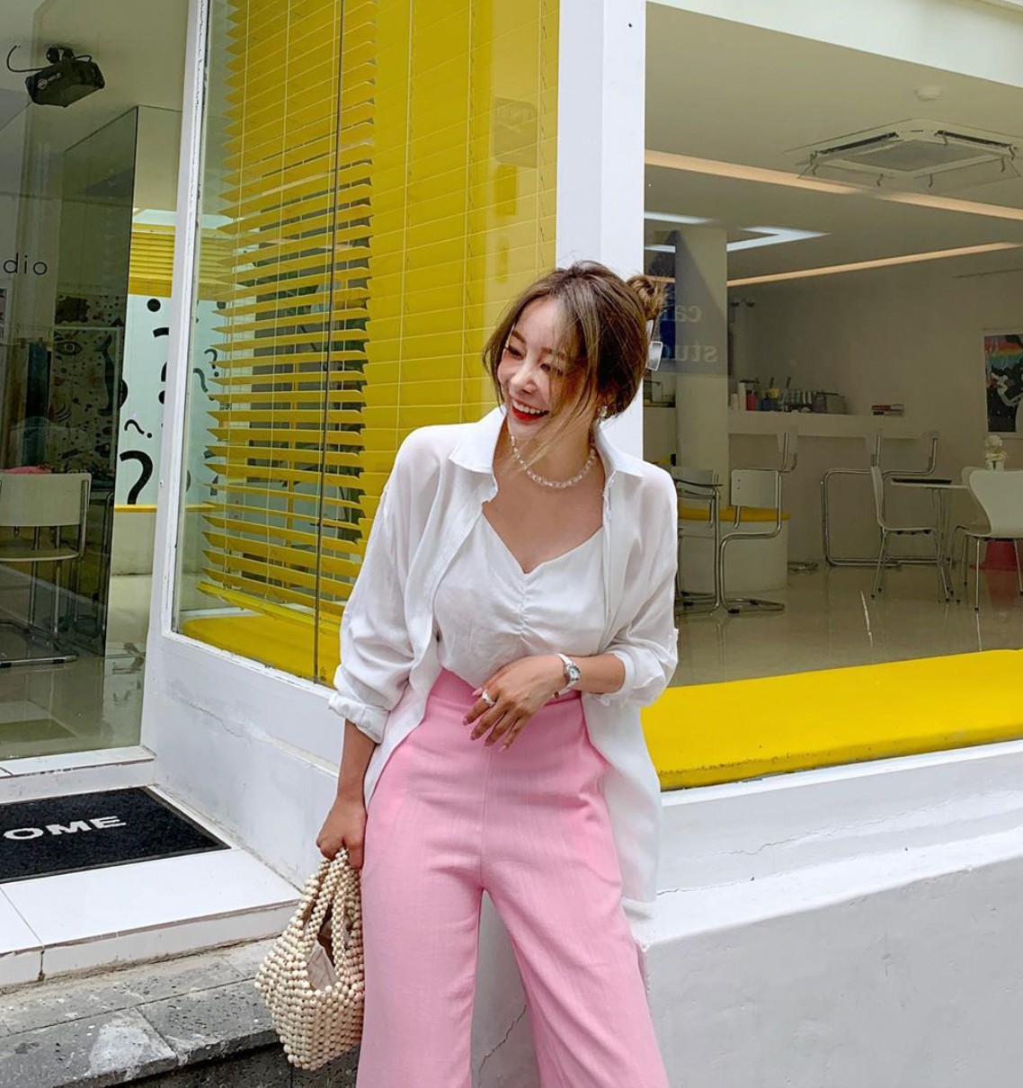 Sơ mi xuyên thấu không chỉ diện mát trong những ngày trời nóng hay tạo cho các cô gái vẻ sexy thôi đâu mà còn tăng thêm nét phóng khoáng, sành điệu nữa. Kiểu áo này càng được yêu thích vì không khó mix đồ, bạn diện cùng với chân váy hay quần dài cũng đều hay ho, thậm chí còn giúp set đồ có phần "chanh sả".