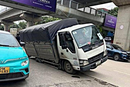 Ô tô tải lại bất ngờ 'lọt hố' giữa đường Nguyễn Trãi