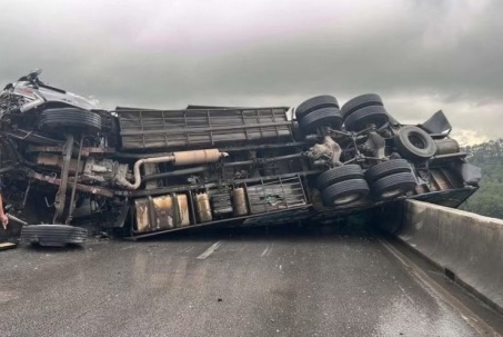 Xe tải lật chắn ngang cầu vượt trên cao tốc, giao thông tắc nghẽn