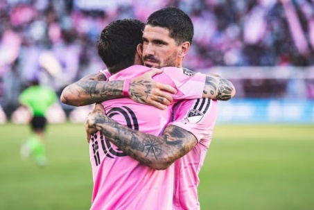 "Cận vệ" của Messi lập siêu phẩm, Luis Suarez cũng không chịu kém cạnh