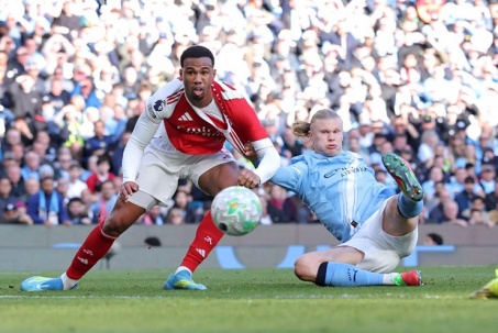 Cửa vô địch rộng mở với cả Man City & Arsenal, nhưng sai một ly sẽ đi một dặm