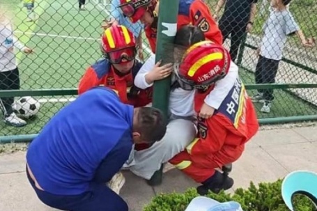 'Dở khóc dở cười' vì thử thách vắt chéo chân quanh cột