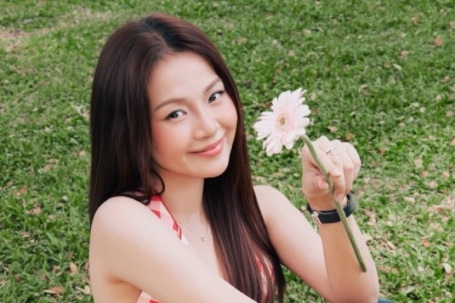 Tam Triều Dâng tạo sức hút với váy áo cắt xẻ