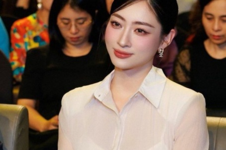 Sơ mi xuyên thấu thanh lịch, nổi bật như Lương Thùy Linh