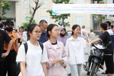 Học sinh lớp 12 'quay cuồng' với các kỳ thi riêng