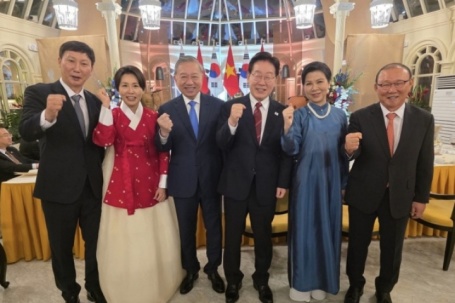 Ông Park Hang-seo, HLV Kim Sang-sik nhận vinh dự đặc biệt