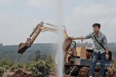 CLIP: Kỳ lạ giếng nước phun cao hàng chục mét ở Gia Lai