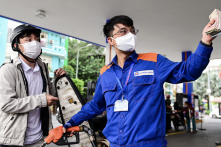 Bộ nêu lý do giá xăng dầu liên tục lao dốc từ đỉnh, một loại dầu đã giảm tới 18.000 đồng/lít