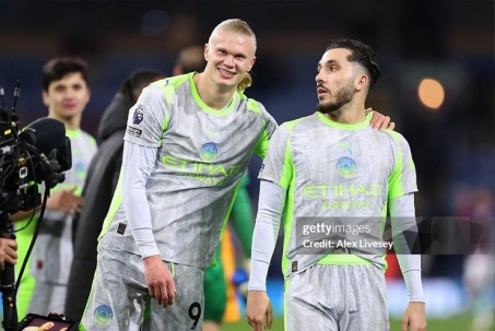 Man City hạ đội "chiếu dưới" nhưng còn phung phí, lên đỉnh Ngoại hạng Anh chớ vội mừng