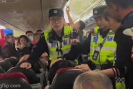 Hành khách bị đuổi khỏi máy bay vì cãi nhau trước giờ cất cánh