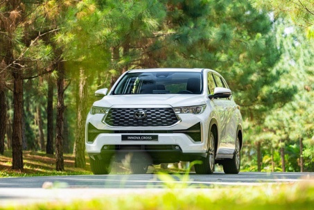 Giá xăng biến động, Toyota Innova Cross HEV có phải lựa chọn “chuẩn bài” cho xe dịch vụ?
