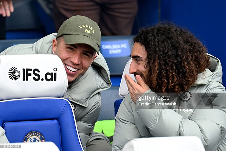 Marc Cucurella và Enzo Fernandez gây tranh cãi khi công khai ca ngợi HLV cũ giữa lúc đội bóng khủng hoảng