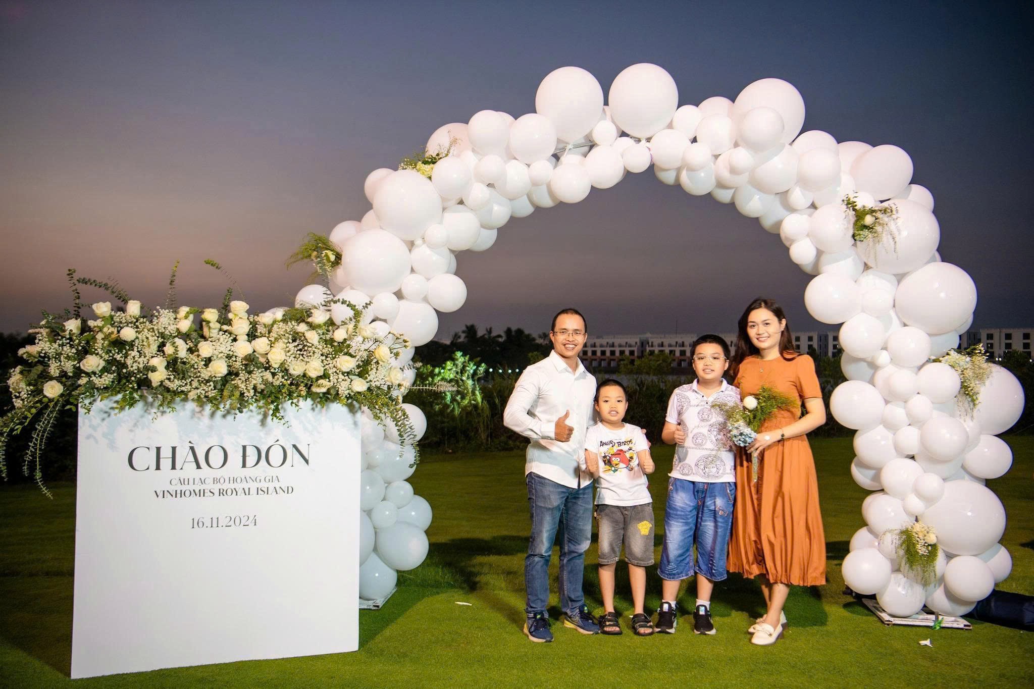 Gia đình anh Đào Phú Quốc trong một sự kiện tổ chức tại Vinhomes Royal Island