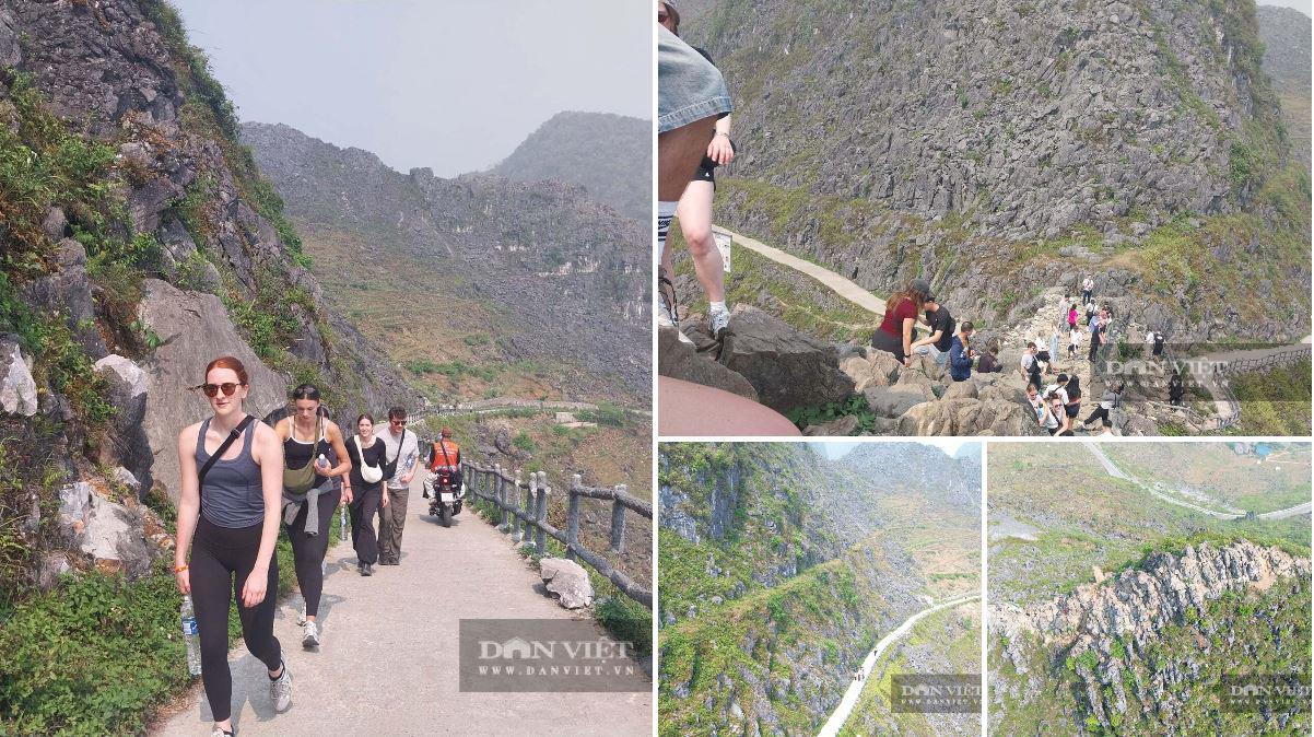 Để tới được mỏm đá tử thần du khách sẽ đi bộ hoặc đi xe ôm do người dân bản địa chở &nbsp;theo con đường bê tông nhỏ bên sườn núi đá.