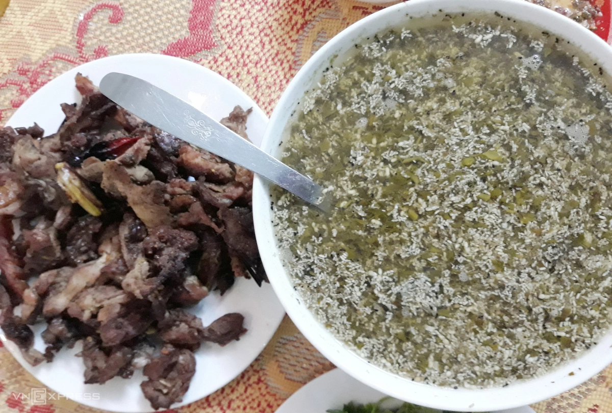 Người dân săn trứng kiến. Video:&nbsp;Đắc Thành