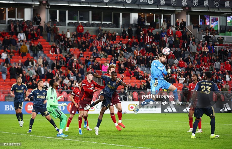 Thủ môn Gavran ghi bàn&nbsp;giúp Toronto thoát thua khó tin