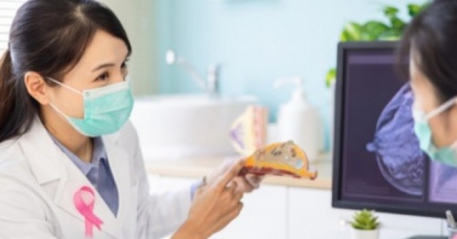 Mẹ mắc ung thư vú, con gái có bị không?