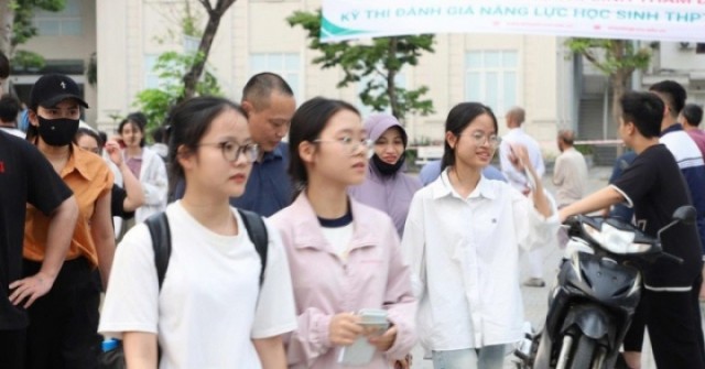 Học sinh lớp 12 "quay cuồng" với các kỳ thi riêng