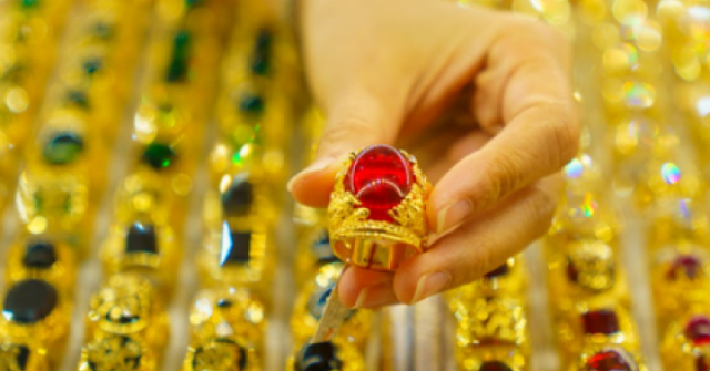 Chốt giá vàng hôm nay ngày 23/4 tiếp đà giảm rấ...