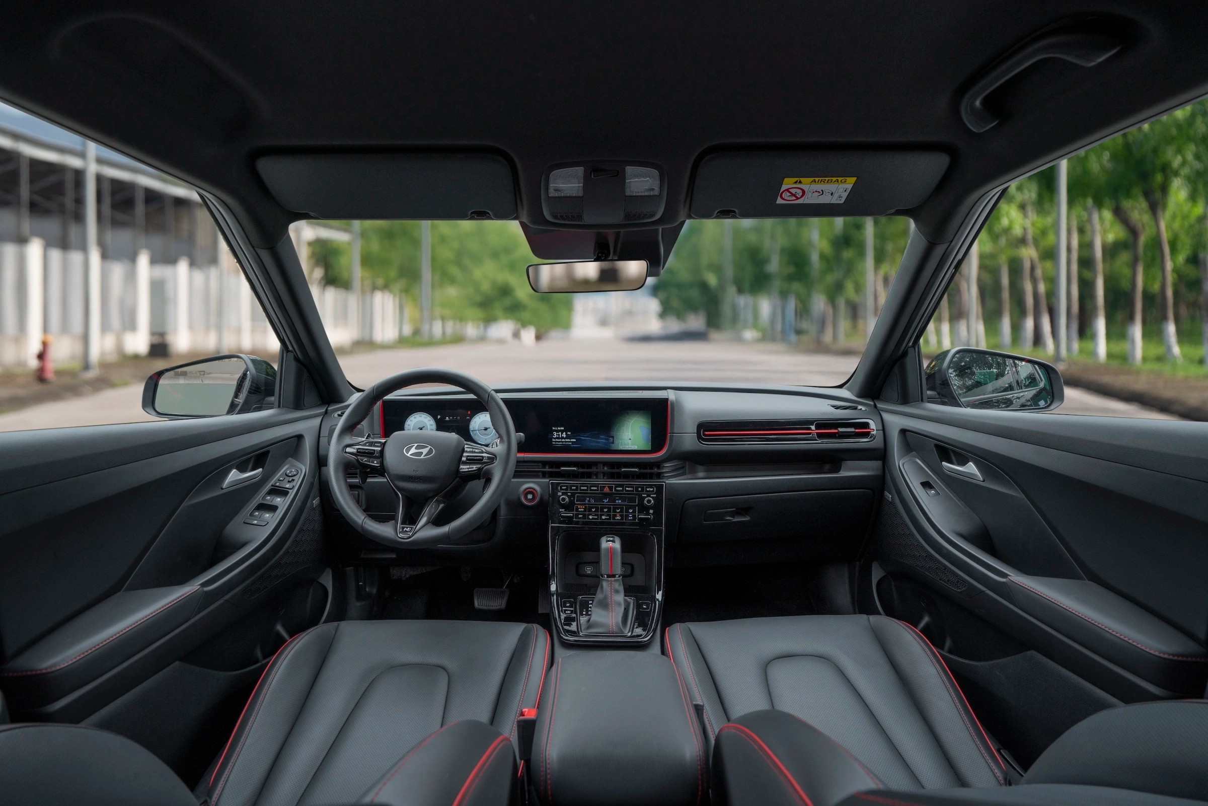 Xe trang bị màn hình đa thông tin và màn hình giải trí đồng kích thước 10.25 inch.