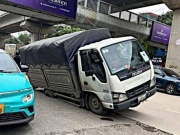 Ô tô tải lại bất ngờ 'lọt hố' giữa đường Nguyễn Trãi