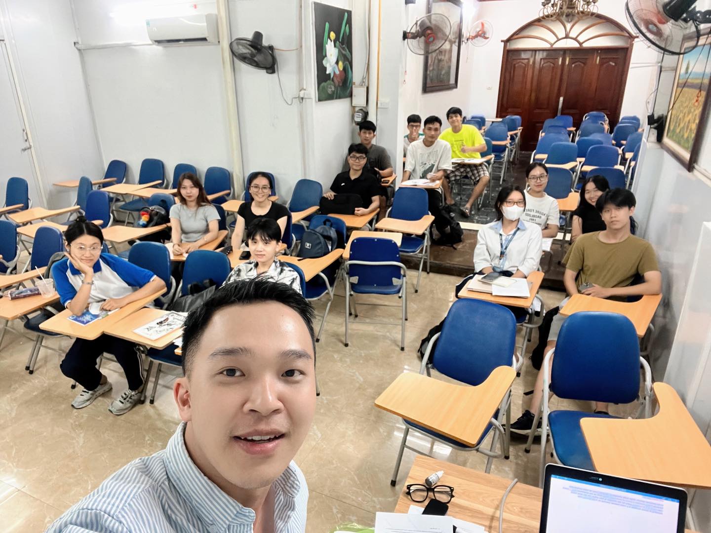 Dũng English trong buổi giảng dạy IELTS tại lớp học Smartstart, hướng dẫn học sinh THPT luyện kỹ năng nghe - nói theo phương pháp tích hợp.