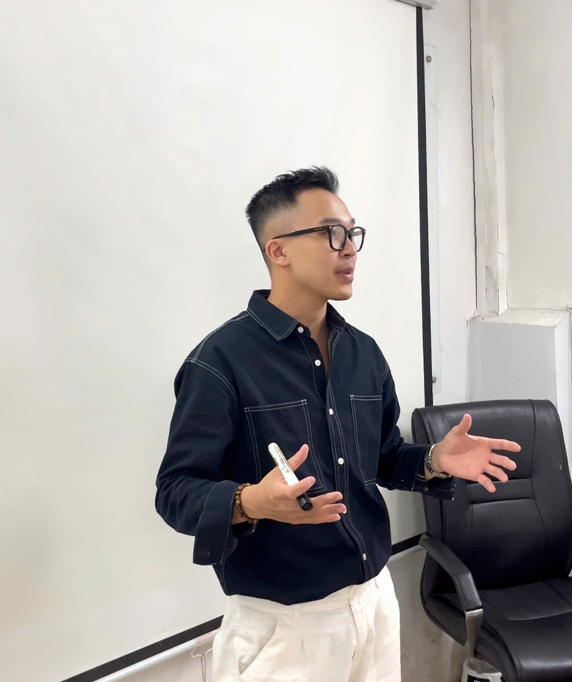 Dũng English chia sẻ kinh nghiệm học IELTS thực tế cho học sinh, nhấn mạnh tư duy học ngôn ngữ thay vì luyện đề máy móc.