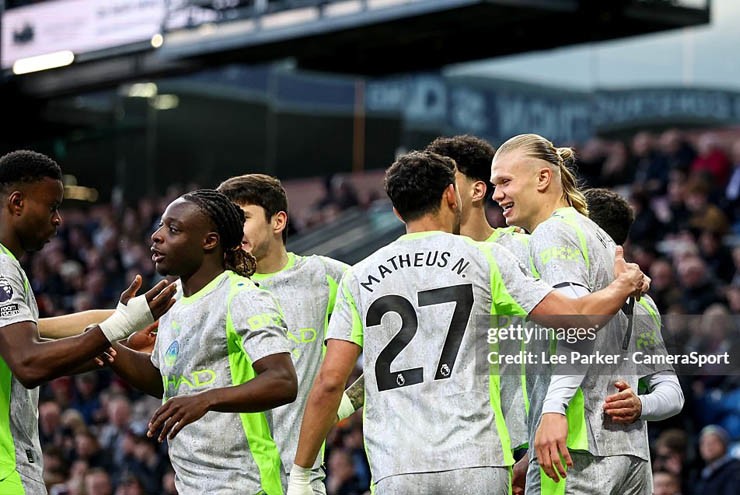 Man City gây sức ép lên Arsenal