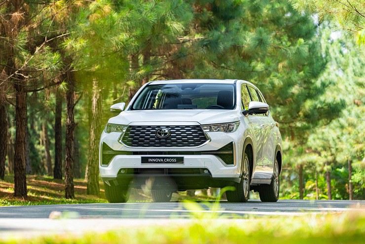 Giá xăng biến động, Toyota Innova Cross HEV có phải lựa chọn “chuẩn bài” cho xe dịch vụ? - 1