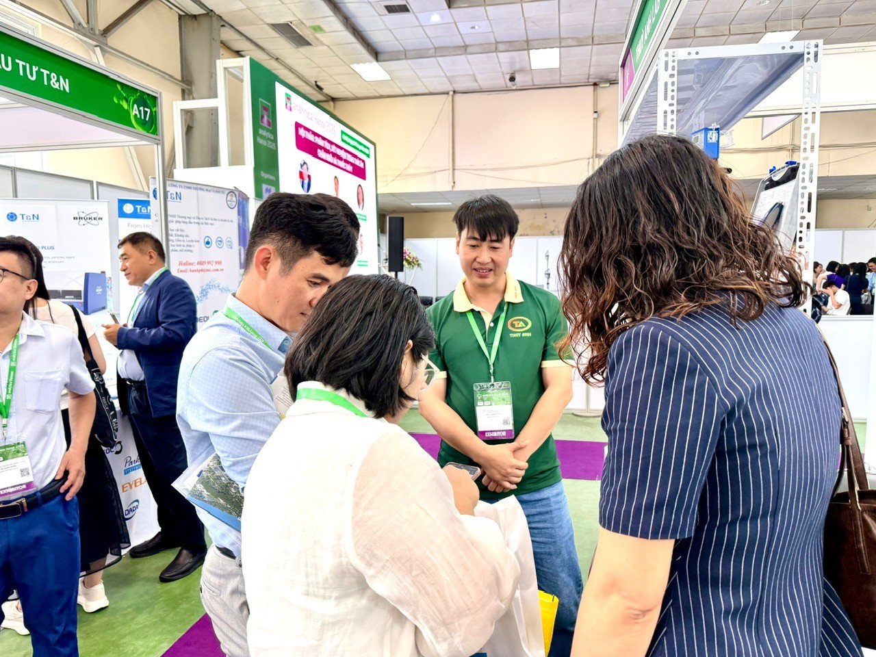 Người dùng mang đến các bài toán thực tế, trực tiếp trao đổi cùng các chuyên gia để tìm ra giải pháp thiết bị phù hợp nhất