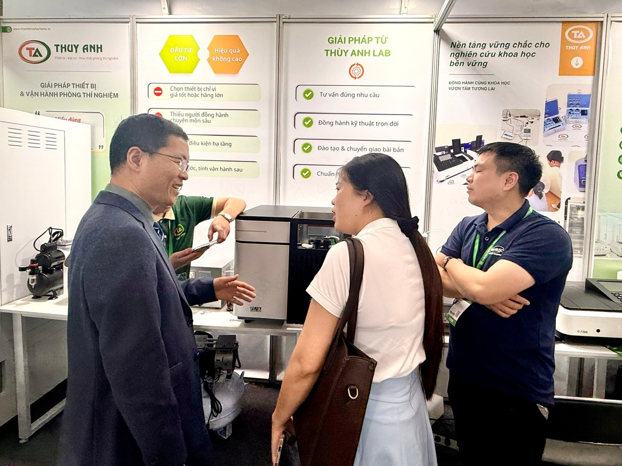 Chuyên gia PEAK Instrument trực tiếp hướng dẫn khách tham quan thao tác và trao đổi kỹ thuật tại gian hàng Thùy Anh – Analytica Hanoi 2026.