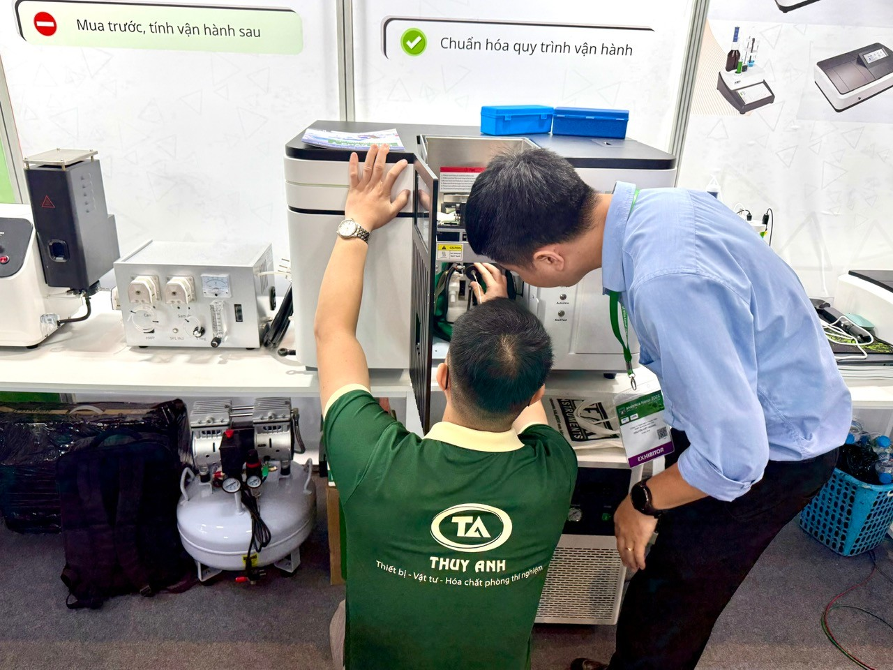 Không chỉ quan sát thiết bị trưng bày, người dùng được các chuyên gia hướng dẫn cụ thể, thao tác hướng dẫn tại chỗ mọi vấn đề liên quan đến vận hành