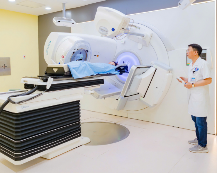 Điều trị ung thư bằng xạ trị ở Bệnh viện K. Ảnh: BVCC.