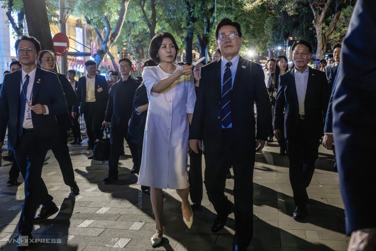 Tổng thống Hàn Quốc và phu nhân ăn kem, dạo Hồ Gươm - 5