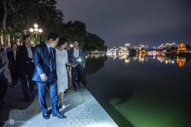 Tổng thống Hàn Quốc và phu nhân ăn kem, dạo Hồ Gươm - 2