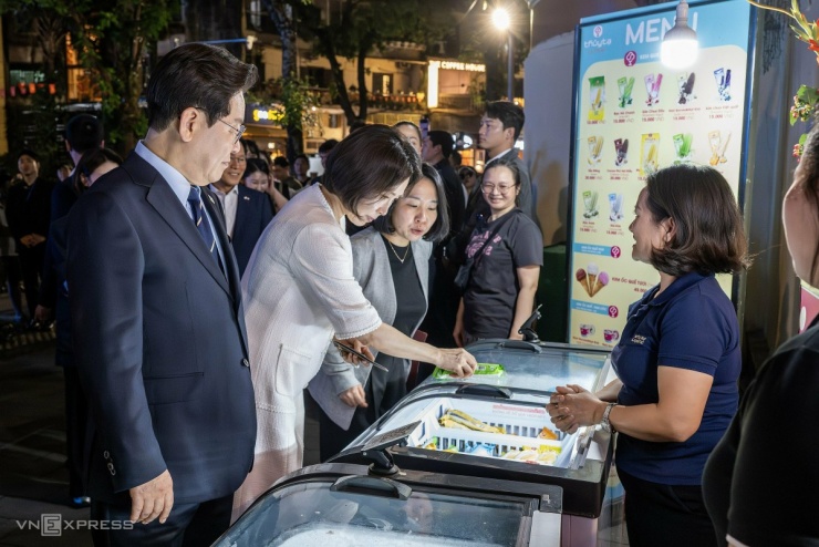 Tổng thống Hàn Quốc và phu nhân ăn kem, dạo Hồ Gươm - 3
