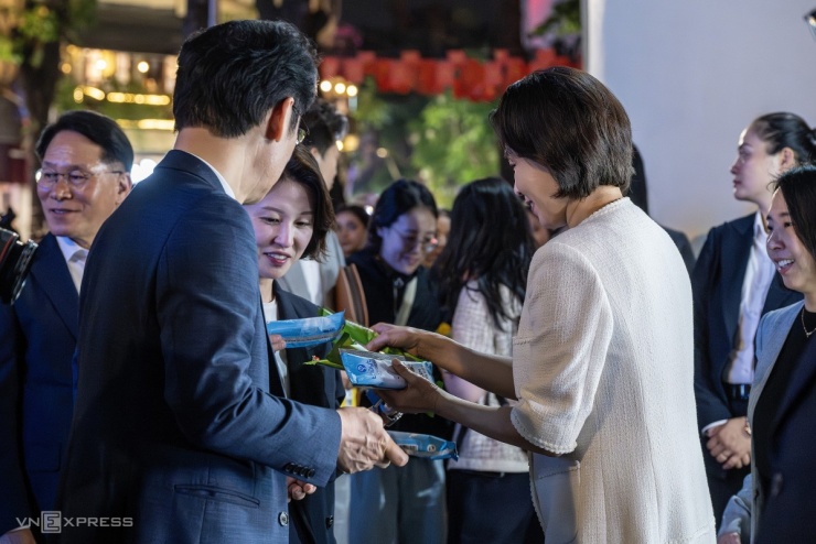 Tổng thống Hàn Quốc và phu nhân ăn kem, dạo Hồ Gươm - 4