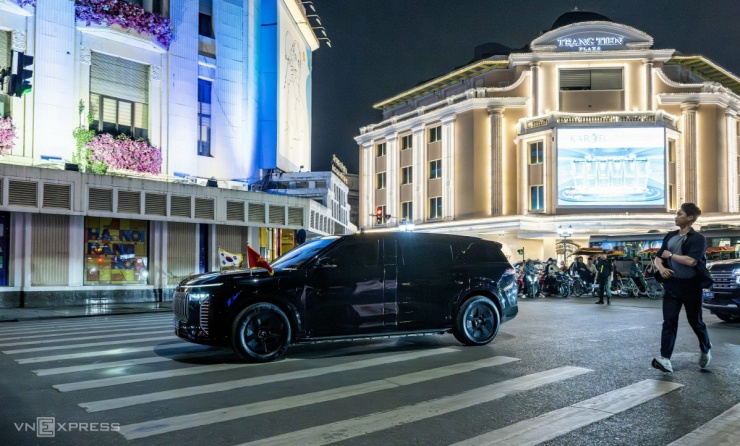 Tổng thống Hàn Quốc và phu nhân ăn kem, dạo Hồ Gươm - 9