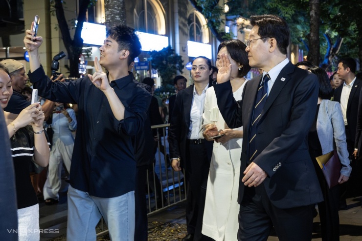 Tổng thống Hàn Quốc và phu nhân ăn kem, dạo Hồ Gươm - 6