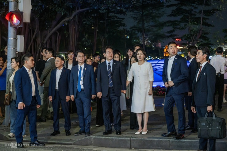 Tổng thống Hàn Quốc và phu nhân ăn kem, dạo Hồ Gươm - 8