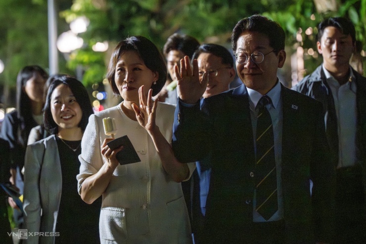 Tổng thống Hàn Quốc và phu nhân ăn kem, dạo Hồ Gươm - 7