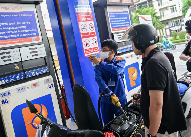 Nhập khẩu xăng dầu các loại tiếp tục tăng đột biến trong nửa đầu tháng 4/2026. Ảnh: Nguyễn Huế