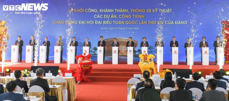 Đại công trường rực sáng xuyên đêm, tăng tốc xây sân vận động lớn nhất thế giới - 1