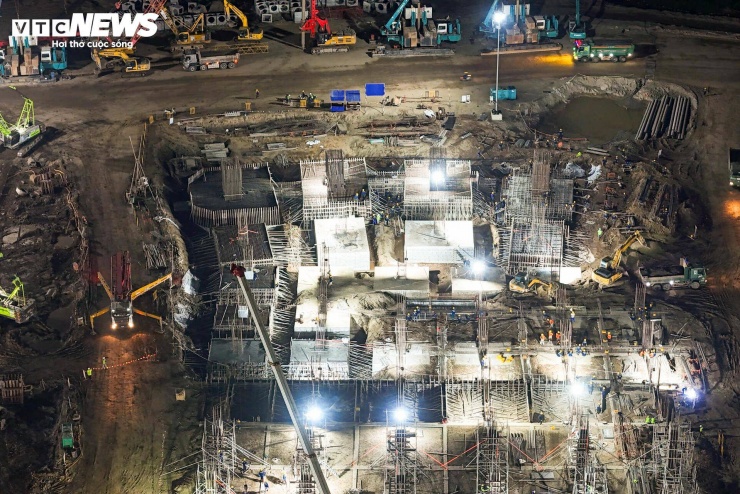 Đại công trường rực sáng xuyên đêm, tăng tốc xây sân vận động lớn nhất thế giới - 8